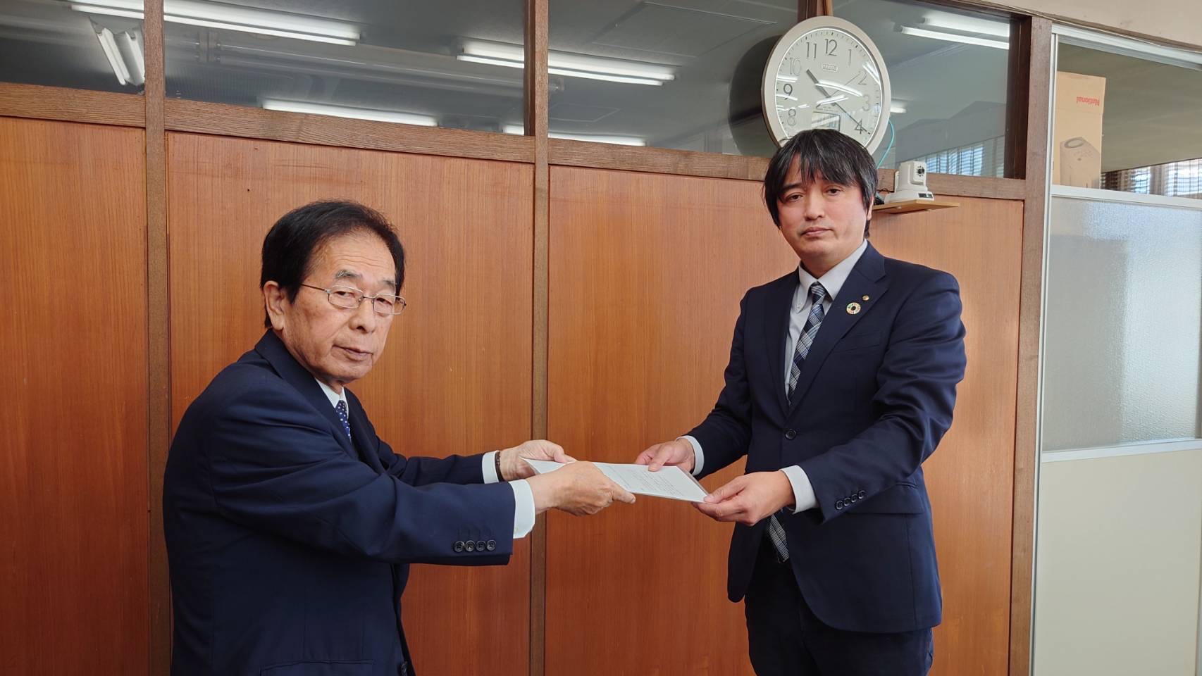 田代町長から足立会長へ諮問書を提出する写真
