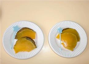 かぼちゃの温野菜が2切れずつ2皿に盛られた写真