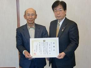 国際ボランティアの会夢クラブ　田中安夫氏とともに感謝状を手に持つ町長