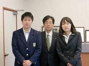 自衛隊に入隊した井伊真理さん、高橋晶さんを激励する町長