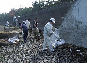 長松海岸清掃の様子