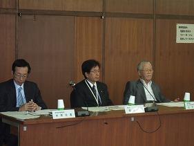 写真左端から末原都市整備部長、田代町長、辻下議員