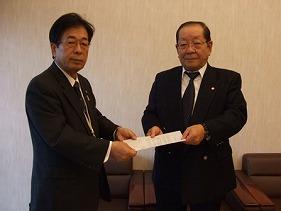 田代町長(左)と川島農業委員会会長(左)