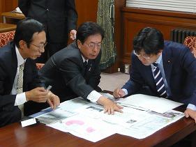 宮島大典民主党陳情要請対応本部副本部長に対し、第二阪和国道の必要性を説明。