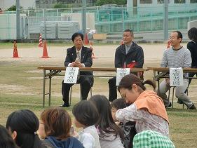 競技を見守る田代町長(左)