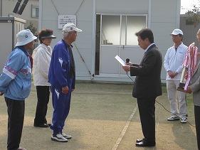 優勝した「みさき公園」チームに賞状を手渡す田代町長