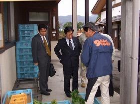 視察する田代町長