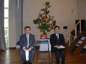 笠間教育長(左)と町長(右)