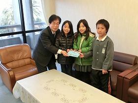 招待状を受け取る町長(左端)と淡輪小学校3年生の生徒たち