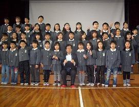 淡輪小学校3年生と田代町長(中央)