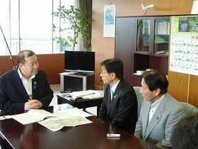 津島国土交通大臣政務官に対し第二阪和国道の必要性を説明