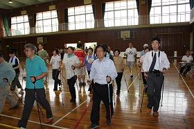 体験会に参加する田代町長(中央)