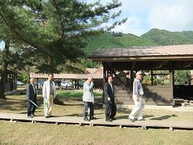 初日、南光自然観察村現地にて(右から2番目:町長)