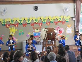 「みどりっこまつり」での教円幼稚園児童による太鼓演奏の写真