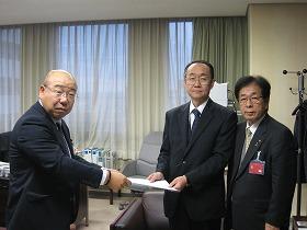 中央:田邊副局長、右:田代町長