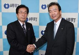 右:亘信二南海電気鉄道株式会社社長、左:田代町長