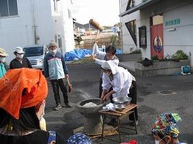 ふれあい餅つき交流会にて杵をふるう町長