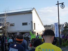 10000mの部のスタートにあたり、ピストルを構える田代町長(中央)