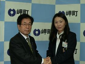 右：大野智子さん、左：町長