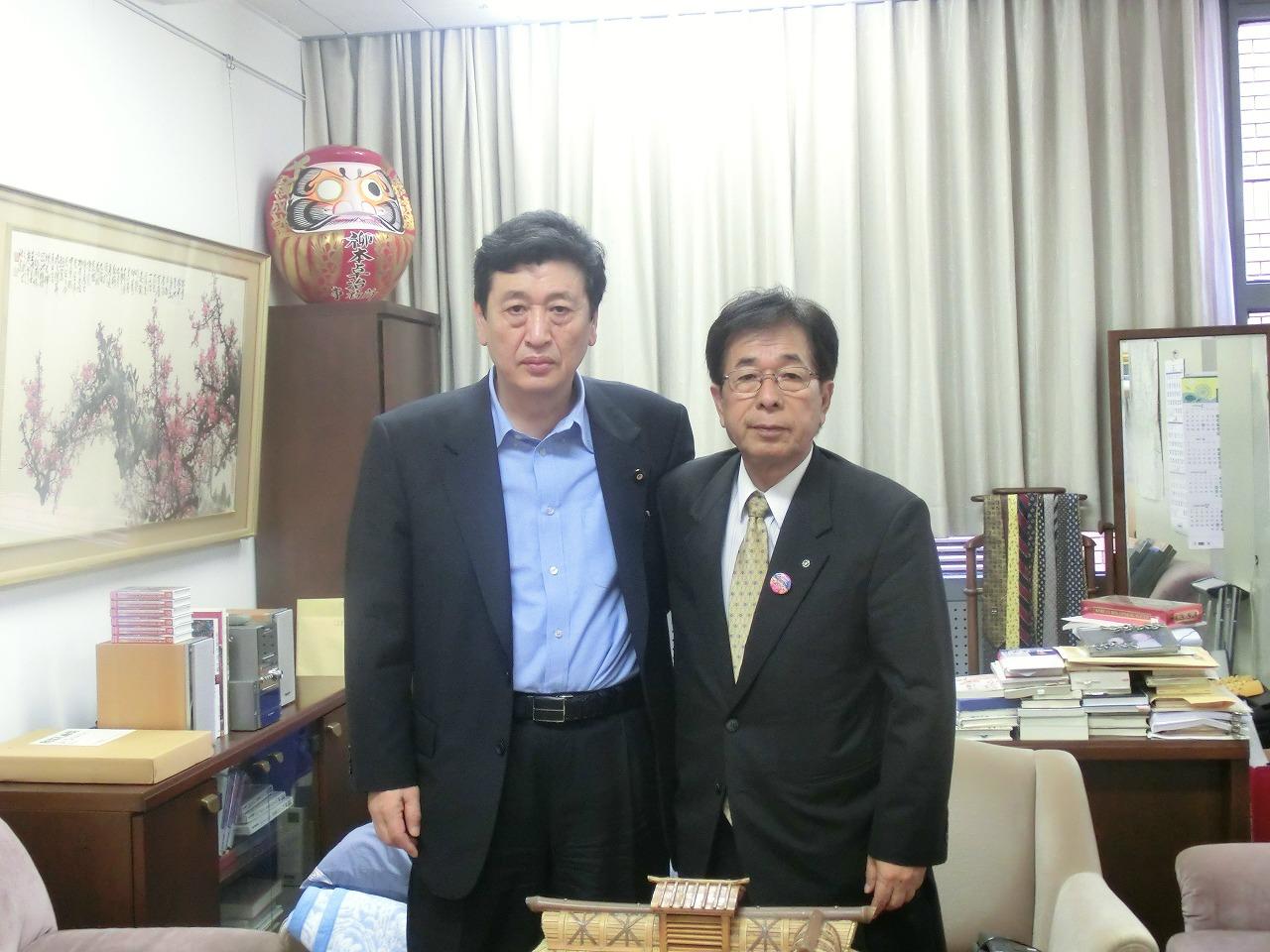 柳本卓治参議院議員と町長