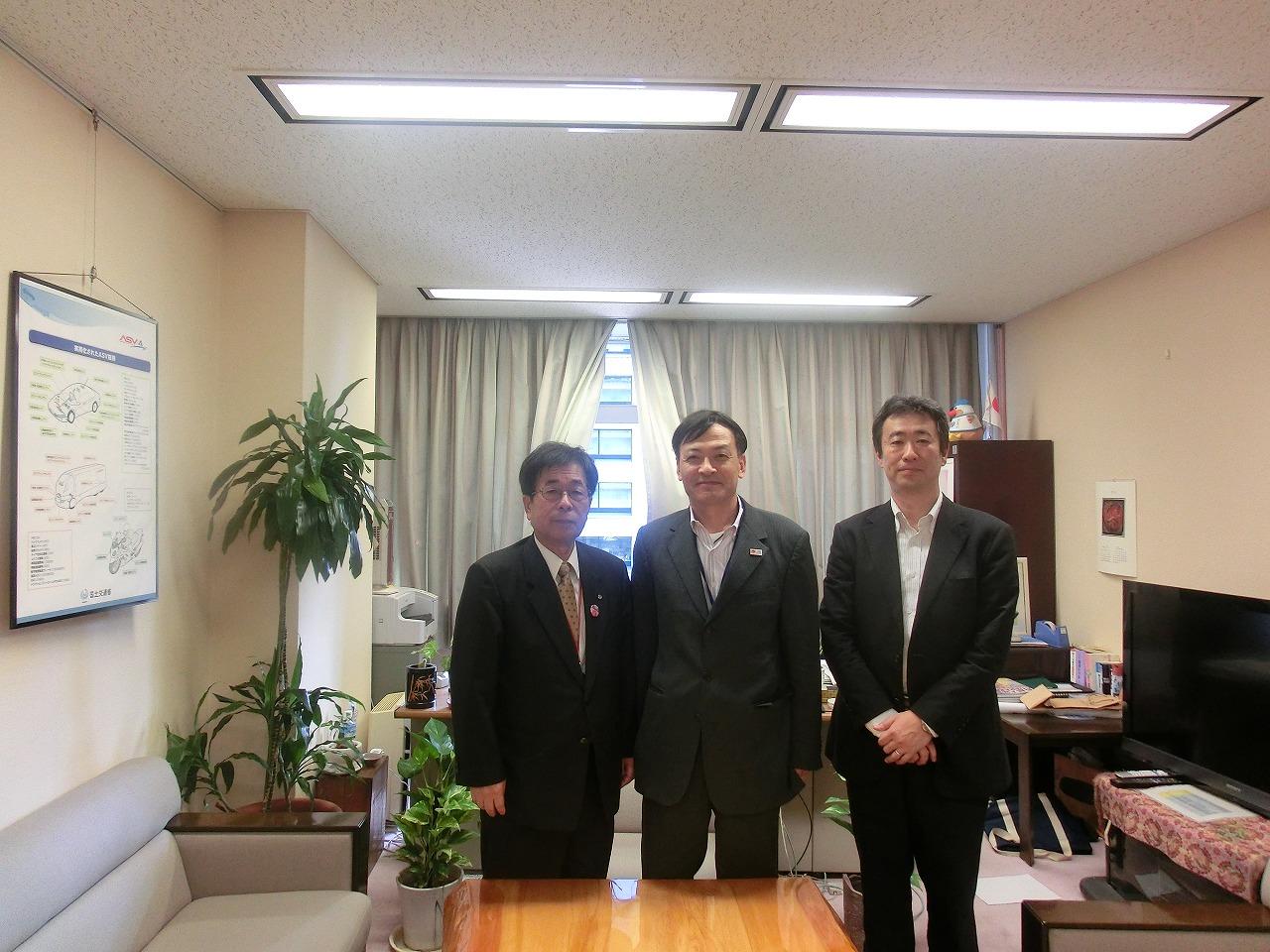 左から田代町長、難波喬司技術総括審議官、鈴木徹室長