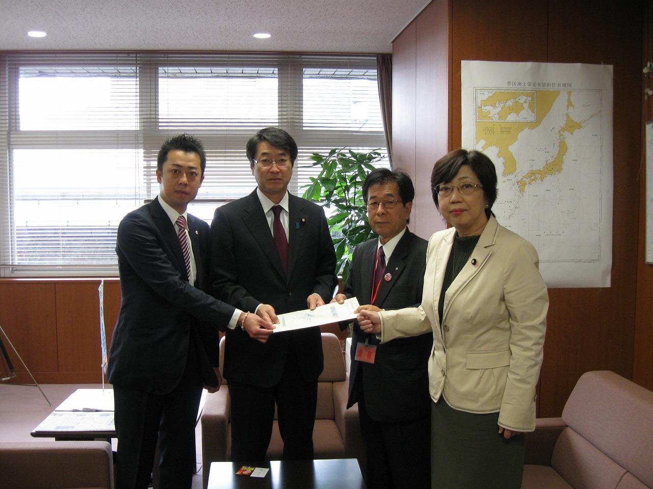 左から、谷川とむ（自民党大阪第19区支部長）、坂井政務官、田代町長、太田参議院議員