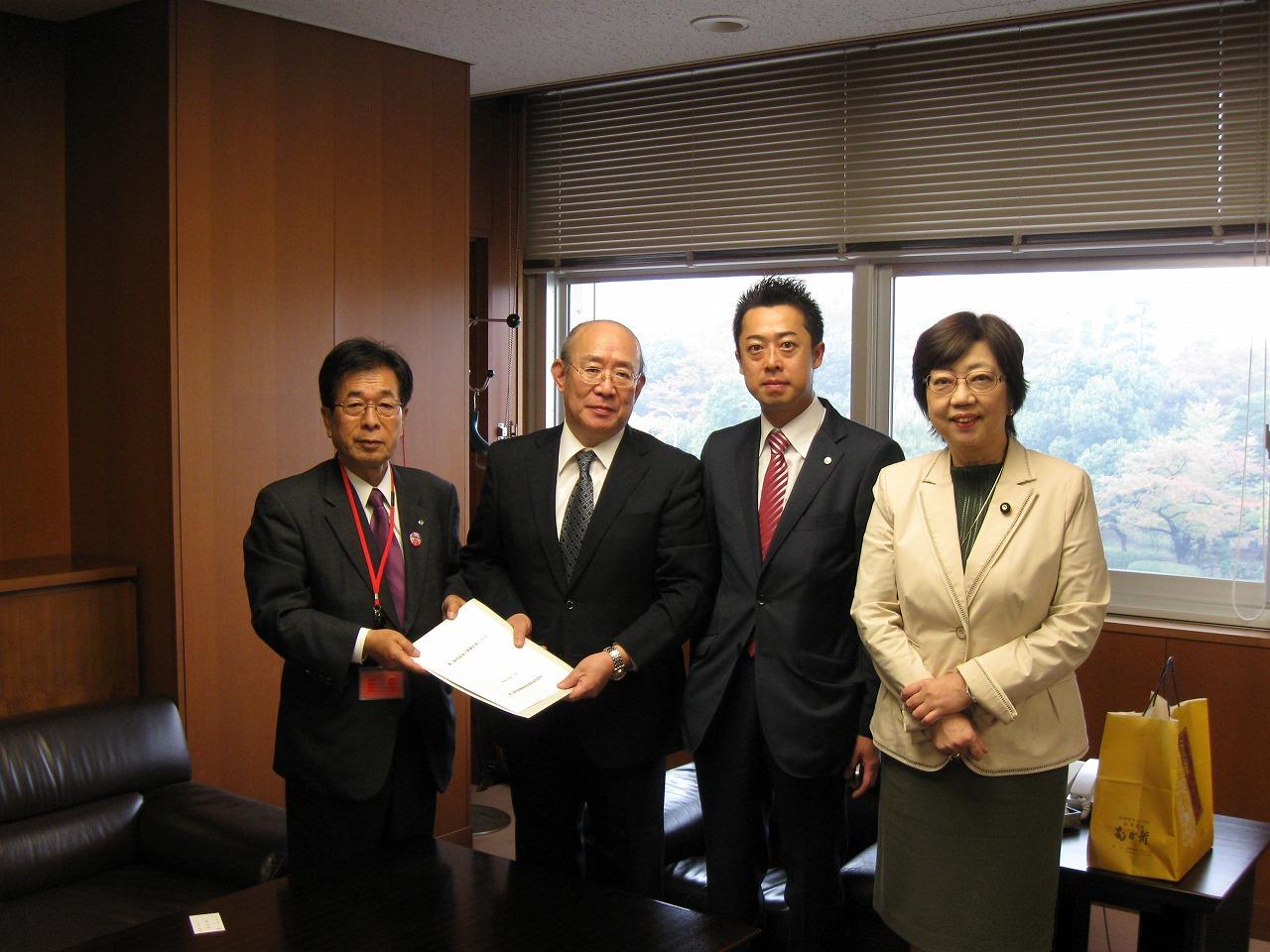 左から、田代町長、増田事務次官、谷川とむ支部長、太田参議院議員
