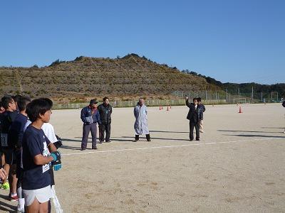 10000mの部のスタートにあたり、ピストルを構える田代町長