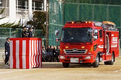 敬礼する町長