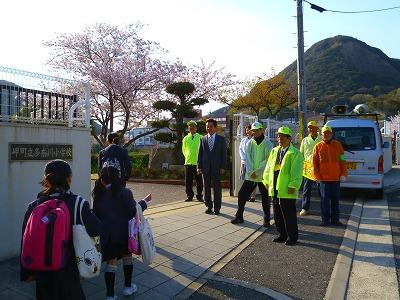 校門前で登校の様子を見守る町長・校長先生他ボランティアの皆様