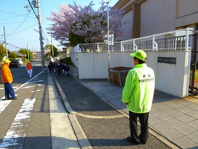 集団で登校するこども達の様子(手前は田代町長)