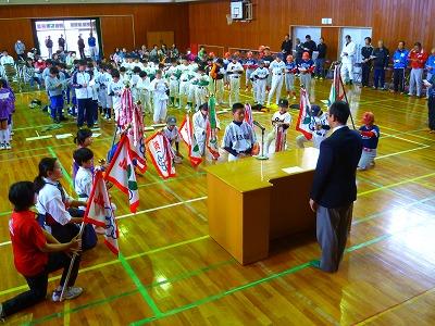 会場の様子(団員綱領を読む様子)