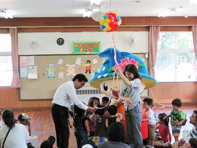 子ども達とくす玉割りをする田代町長