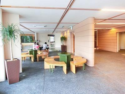 川の駅はちけんや館内