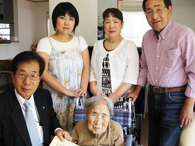 山口トシコさんに百歳高齢者状を贈呈する田代町長