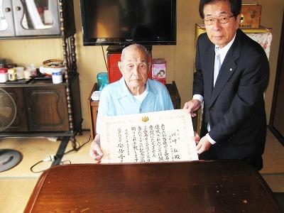 川崎　弘さんに百歳高齢者状を贈呈する田代町長