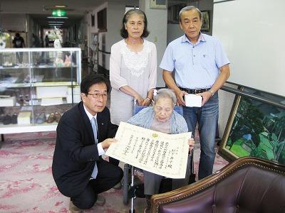 松下舞子さんに百歳高齢者状を贈呈する田代町長