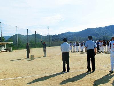 秋季ソフトボール大会で挨拶する田代町長