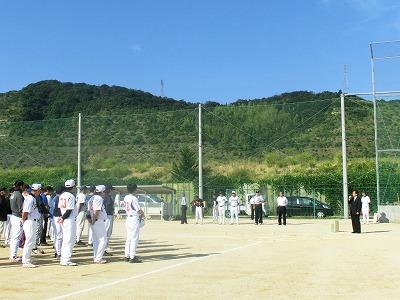 秋季ソフトボール大会で挨拶する田代町長