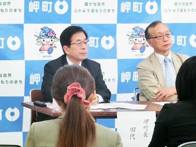 池田教授と調査結果を発表する田代町長