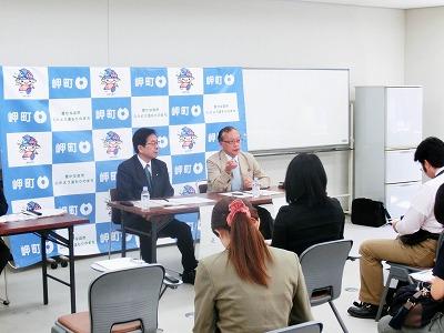 池田教授と調査結果を発表する田代町長