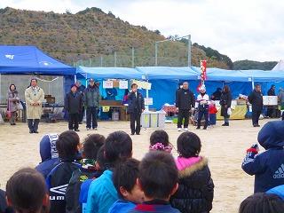 挨拶する田代町長(写真中央)