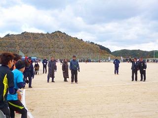 10000mの部のスタートにあたり、ピストルを構える田代町長(右から2人目)