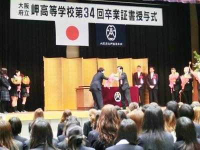 垣花海人さんと固く握手を交わす田代町長