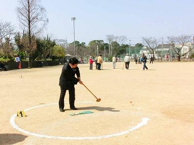 グランドゴルフ大会に出場する田代町長