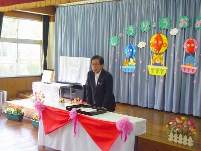 修了式で挨拶する田代町長