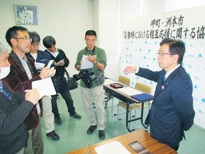 各新聞社の取材を受ける田代町長