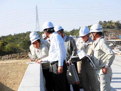 第二阪和国道工事現場の視察をする田代町長