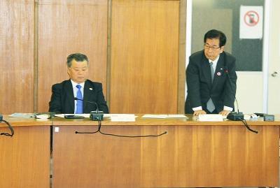 第1回岬町総合教育会議で発言する田代町長