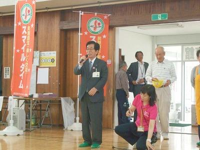 会場で挨拶する田代町長(写真中央)
